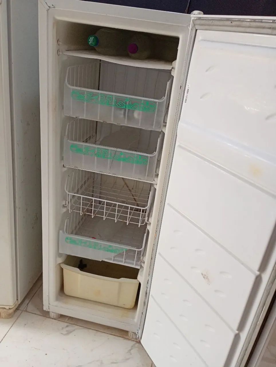 FREEZER VERTICAL CONSUL FUNCIONANDO PERFEITAMENTE BEM R$650 - Foto 4