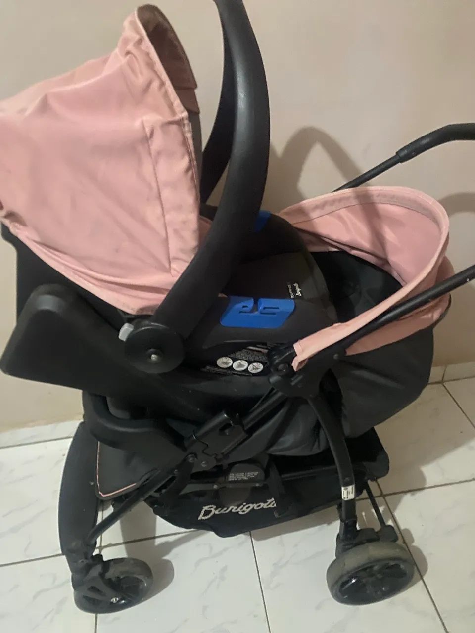 Carrinho de bebê com o bebê conforto  - Foto 3