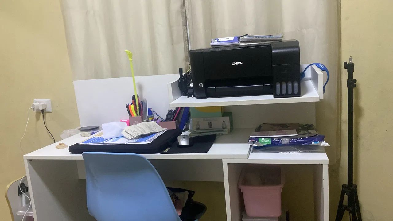 Escrivaninha e cadeira 