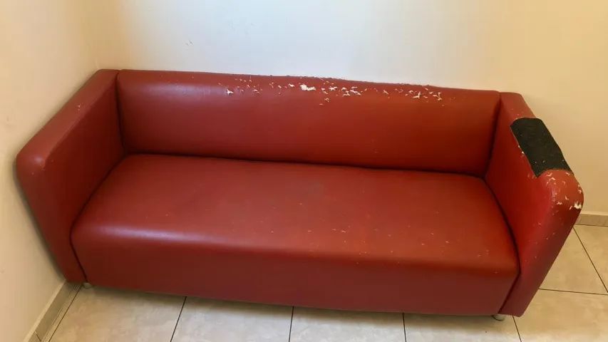 Sofá vermelho couro - TokStok - Foto 2
