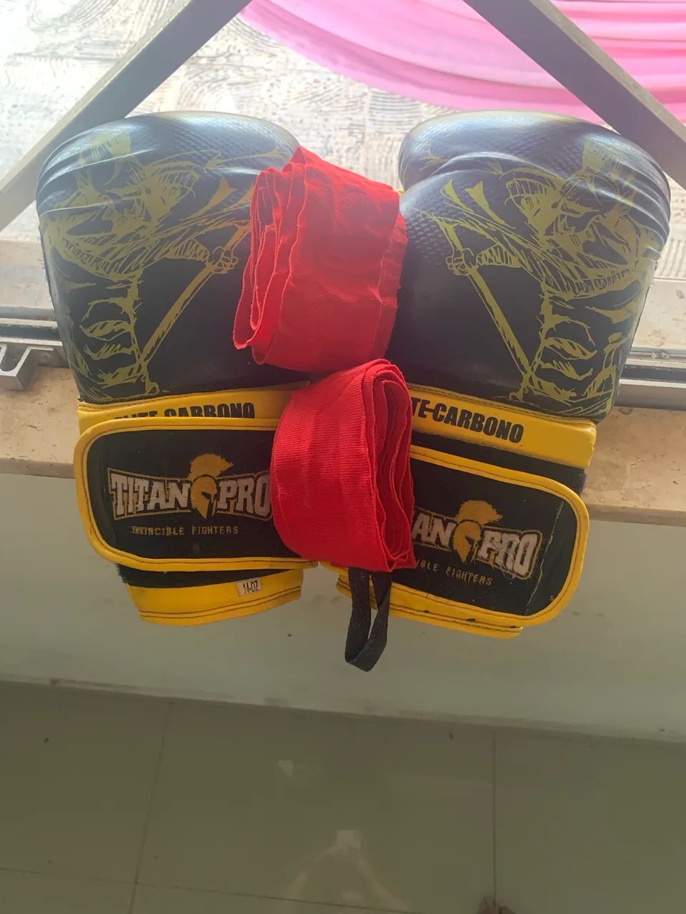 Vende-se par de luva de boxe com bandagem.  - Foto 3