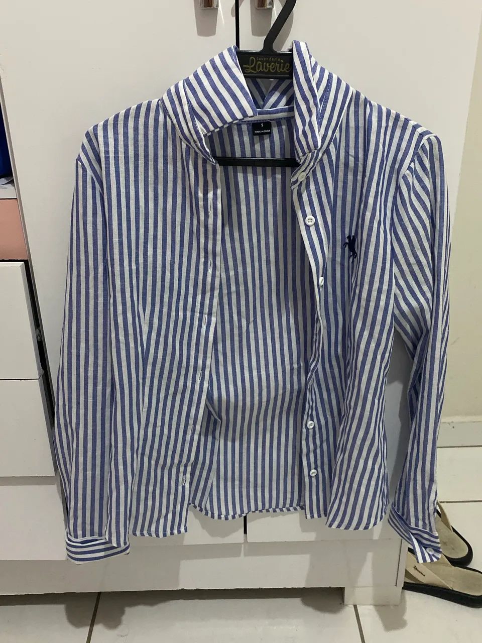 Camiseta listrada azul e branco - Foto 3