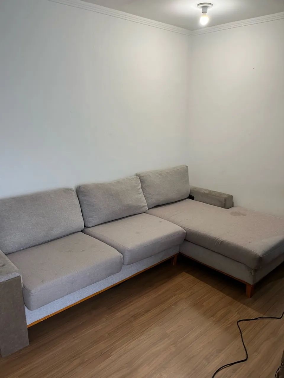 Sofá com chaise tecido em linho 3 lugares usado - Foto 3