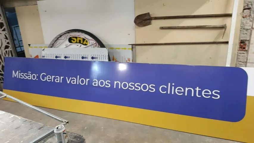Revestimentos em Acm - Luminosos - Totens - Letras-caixa - Placas - Comunicação Visual acm