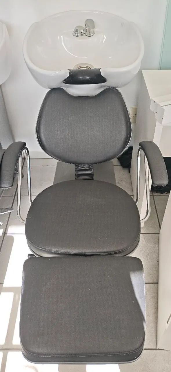 Cadeira Salão com lavatório cinza.