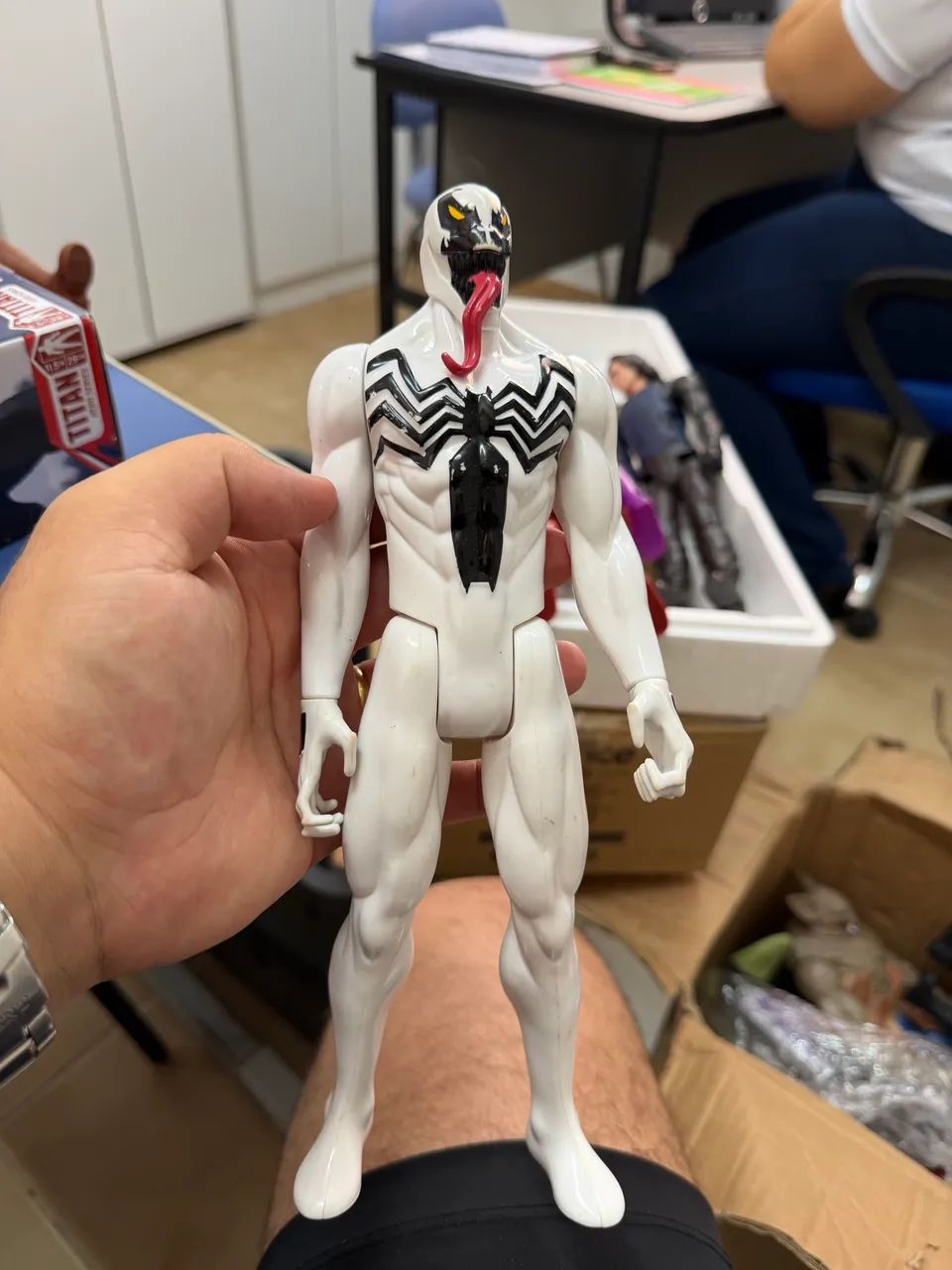 Anti venom boneco 30cm Titan hero
