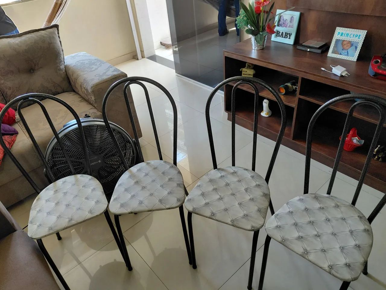 Vendo esse conjunto de cadeiras
