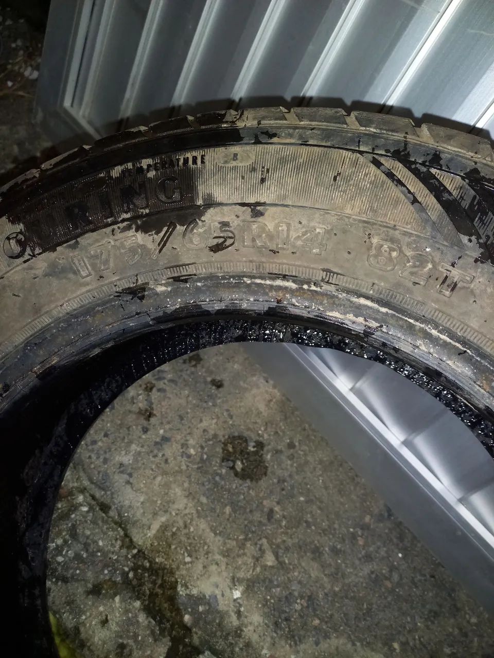 Pneu aro 14, 175, 65, precisa de conserto.  - Foto 3