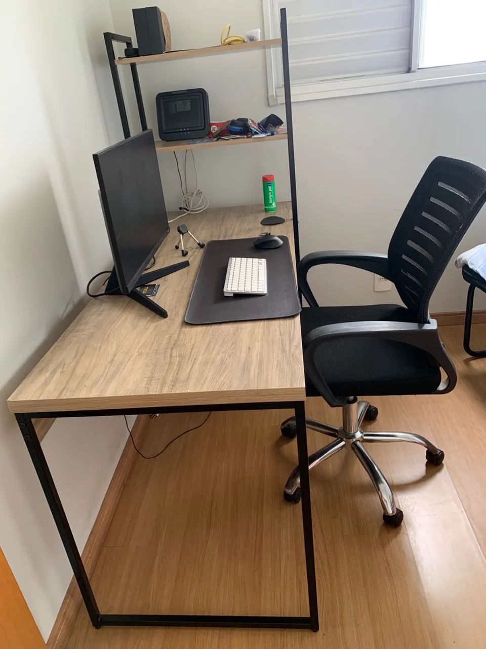 Cadeira de escritório preta com encosto em tela e base cromada - Foto 2