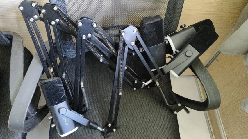 Kit Podcast - 4 Microfones com Mesa de Som e Cabos