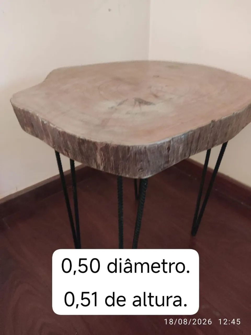 Mesinha de madeira 