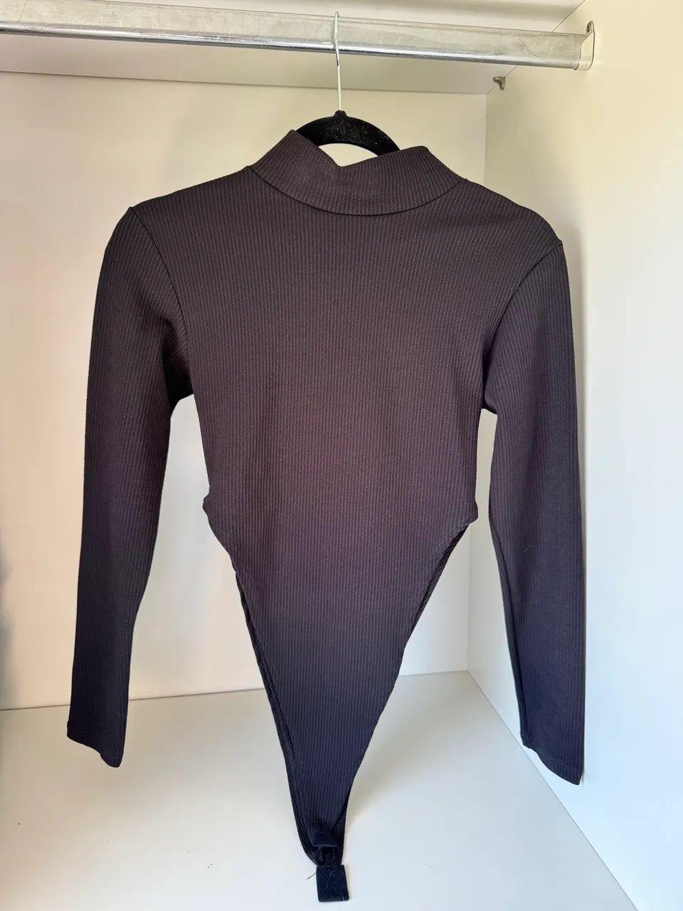 body cavado preto gola alta