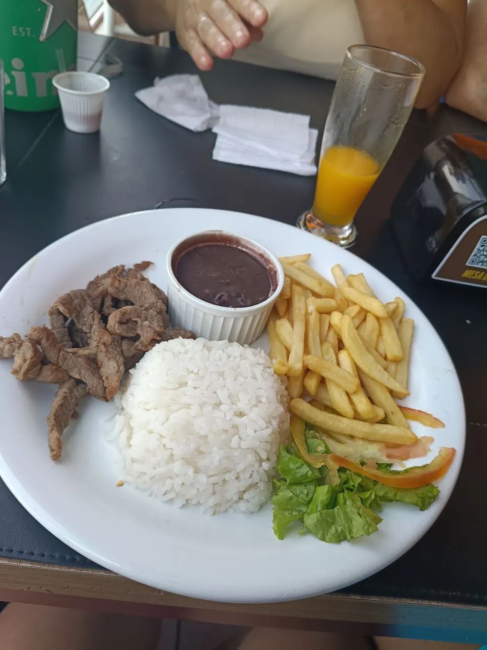 Vaga para saladeira e cozinheira 