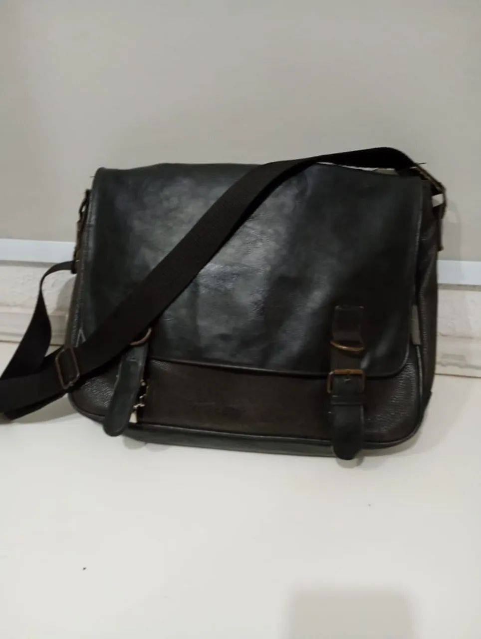 1 Mala de viagem de couro e 2 bolsas de couro. 
