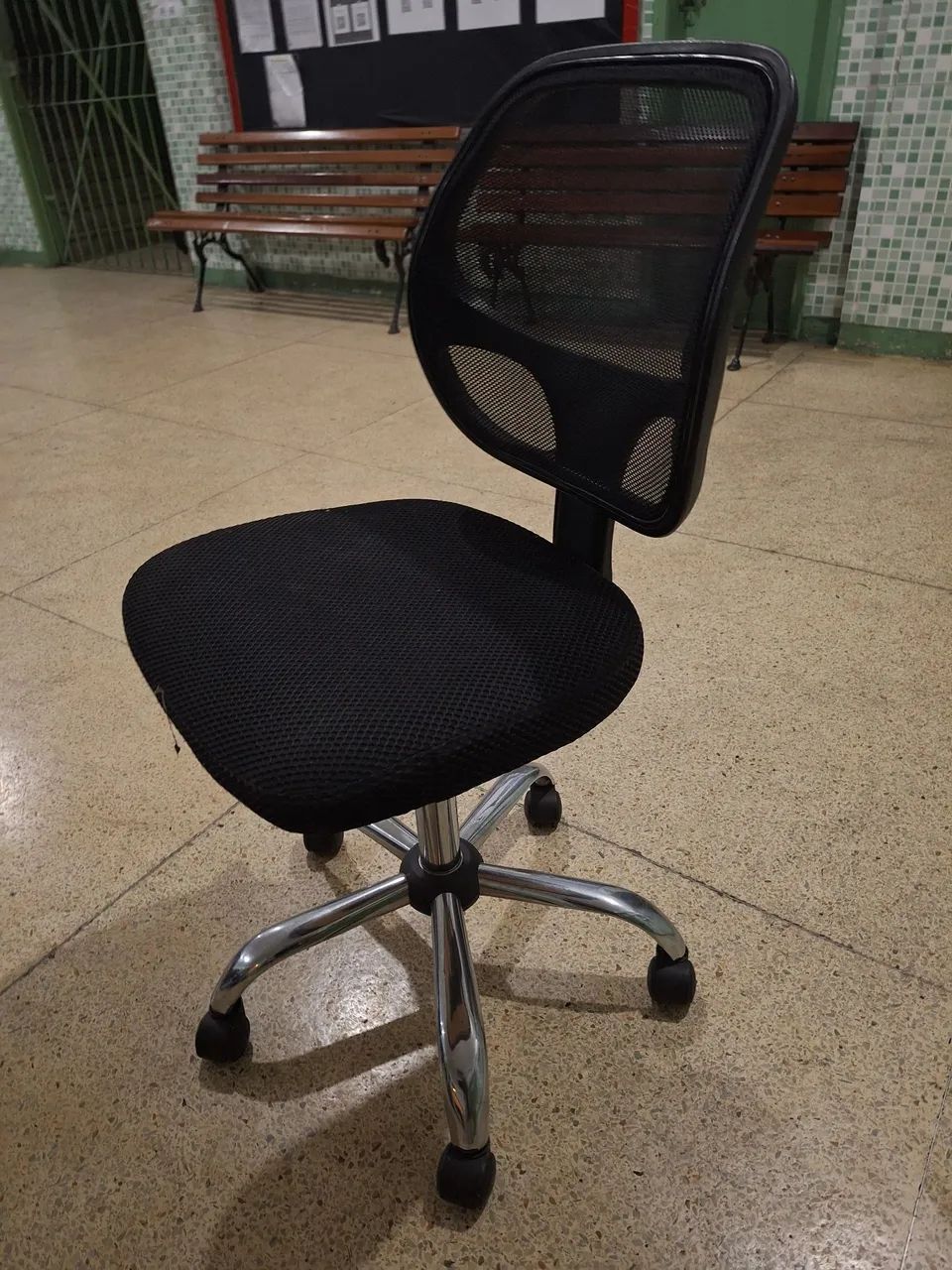 São 2 cadeiras giratórias escritório pelo valor do anúncio  - Foto 2