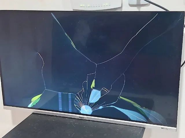 TV com tela quebrada - Liga normalmente  - Foto 3