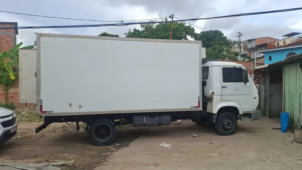 Caminhão baú - Foto 2