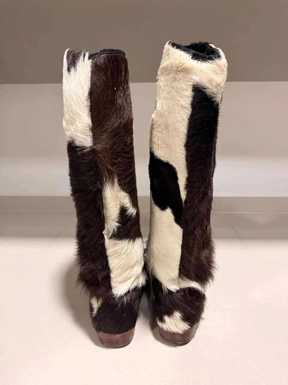 Par de botas em couro legítimo com pelos - Foto 4