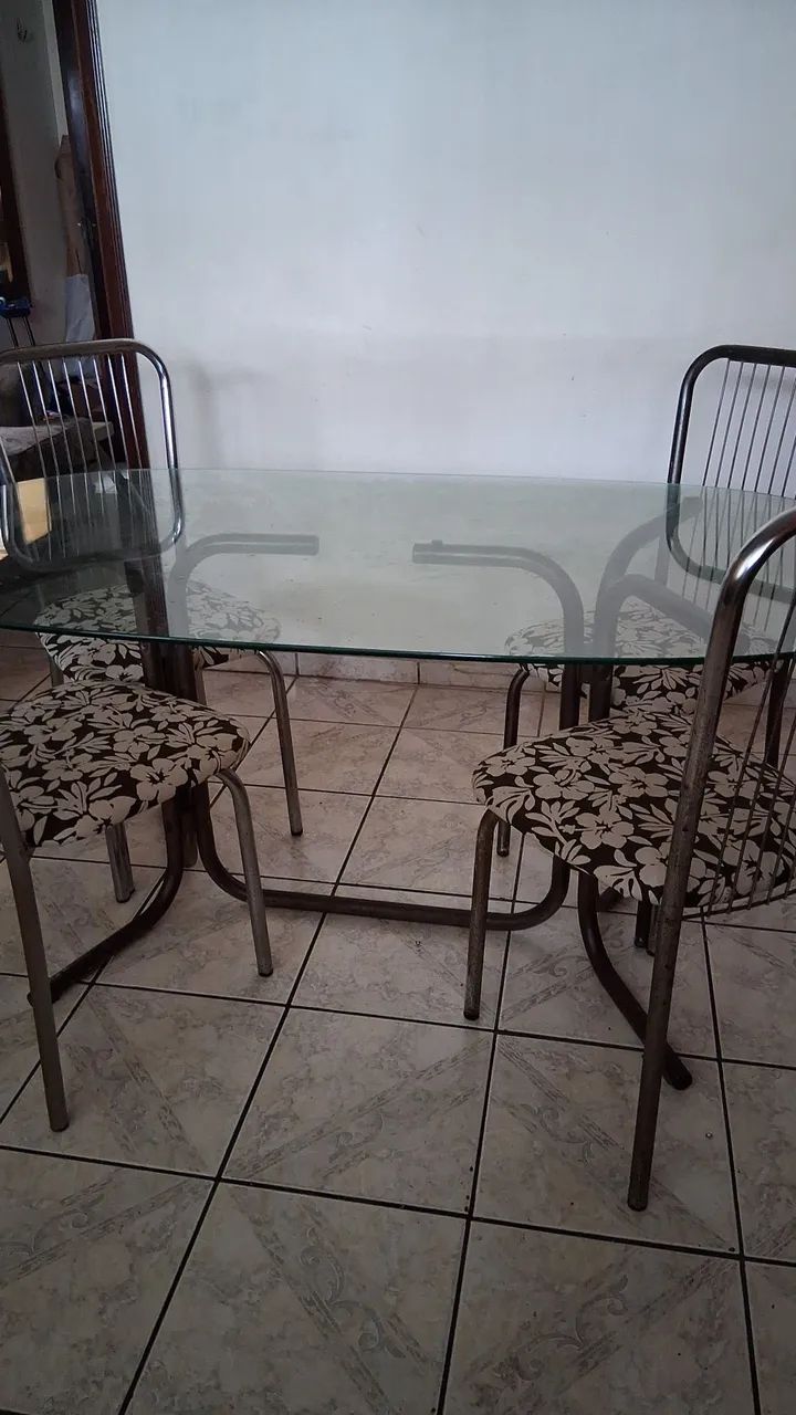 Cojuto de mesa com quatro cadeiras - Foto 3