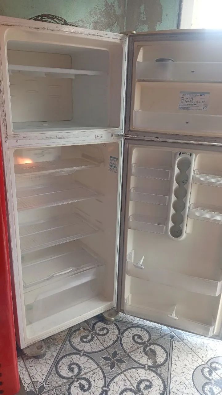 Vendo essa geladeira funcionando perfeitamente 