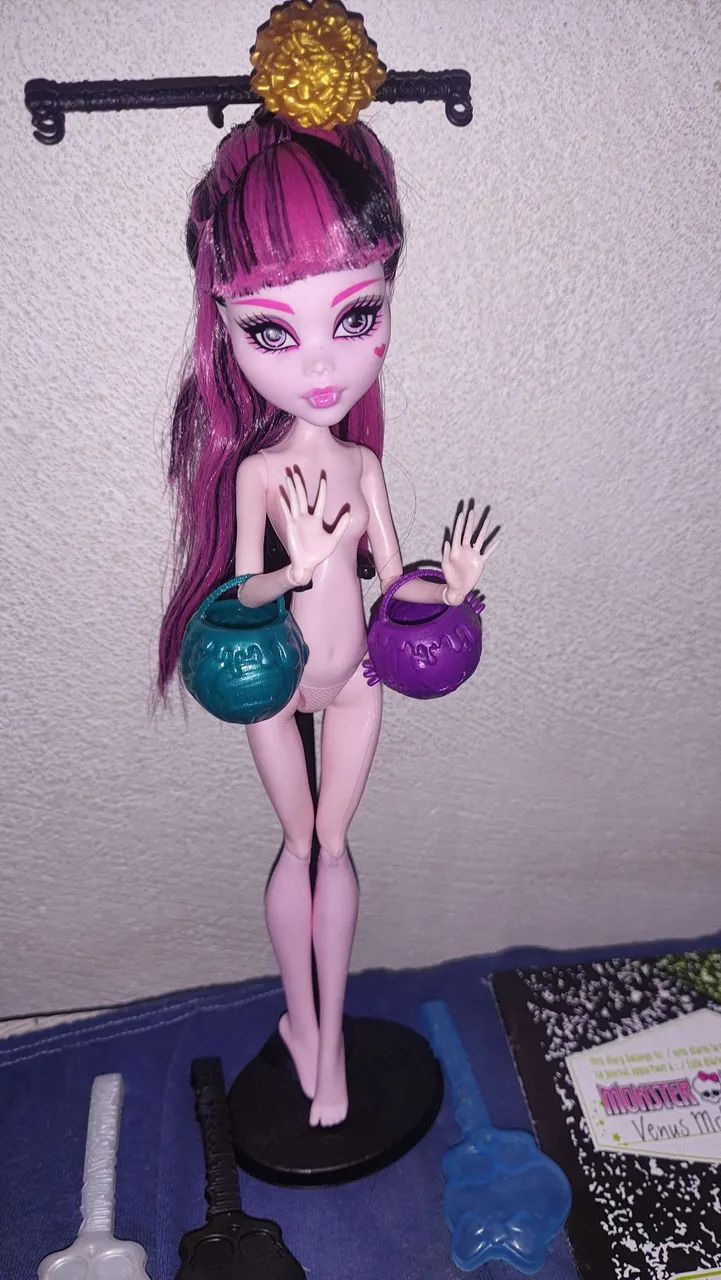 Boneca Monster High Draculaura Intercâmbio + lote de acessórios - Foto 2