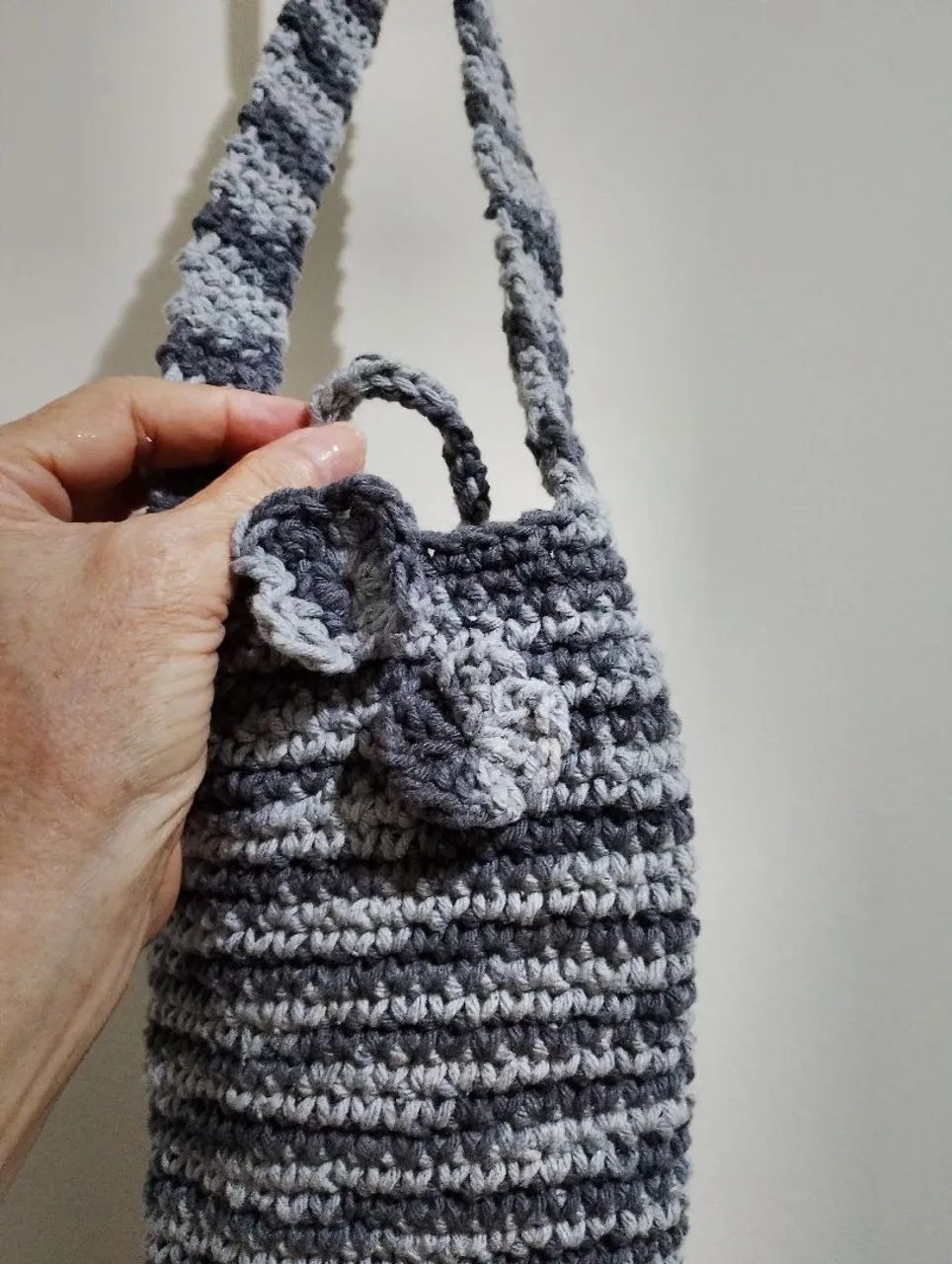Bolsa porta celular crochê cinza degradê sob medida  - Foto 2