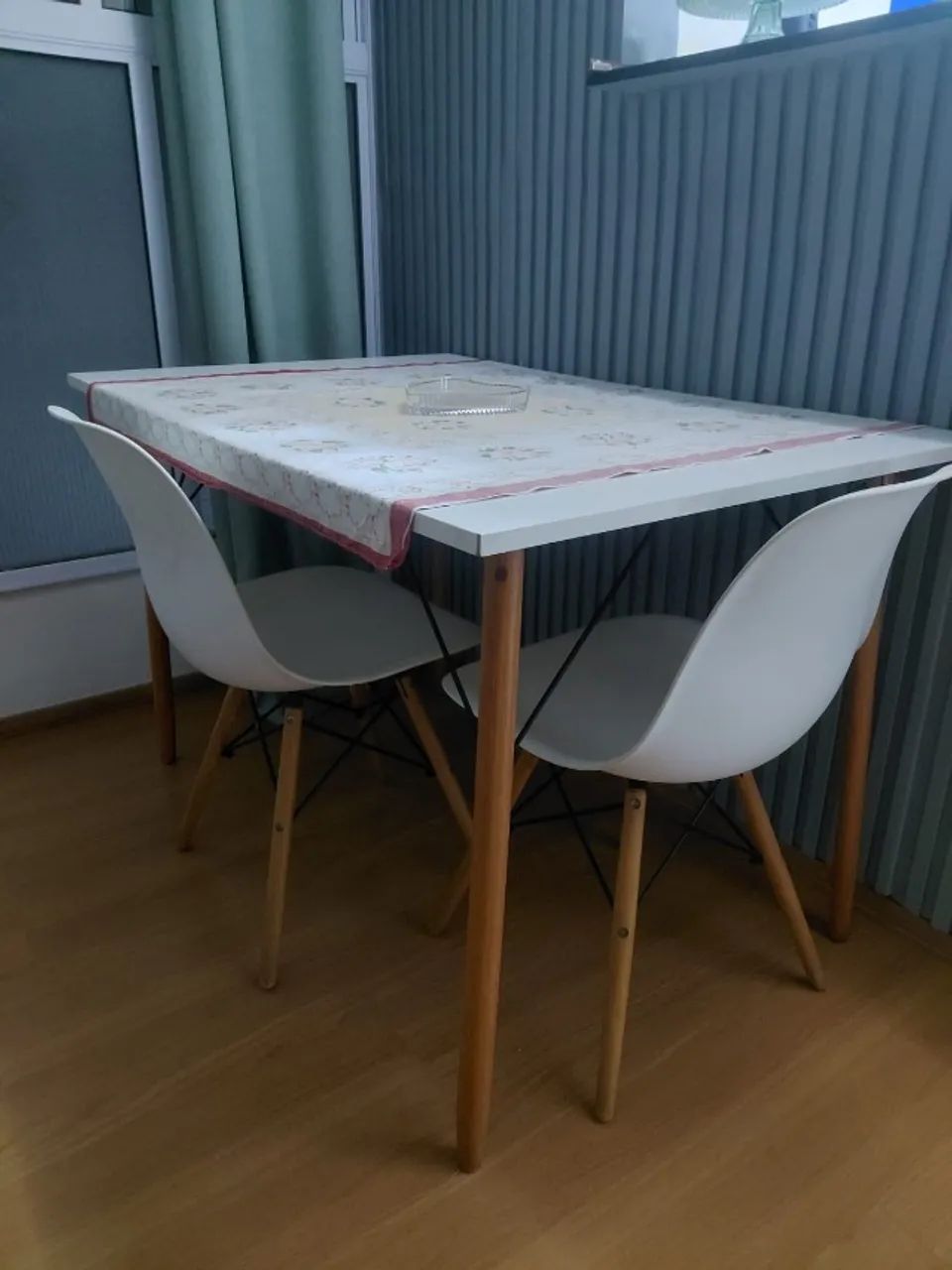Mesa Branca com 2 Cadeiras Eames Brancas, Pés de Madeira - Foto 3