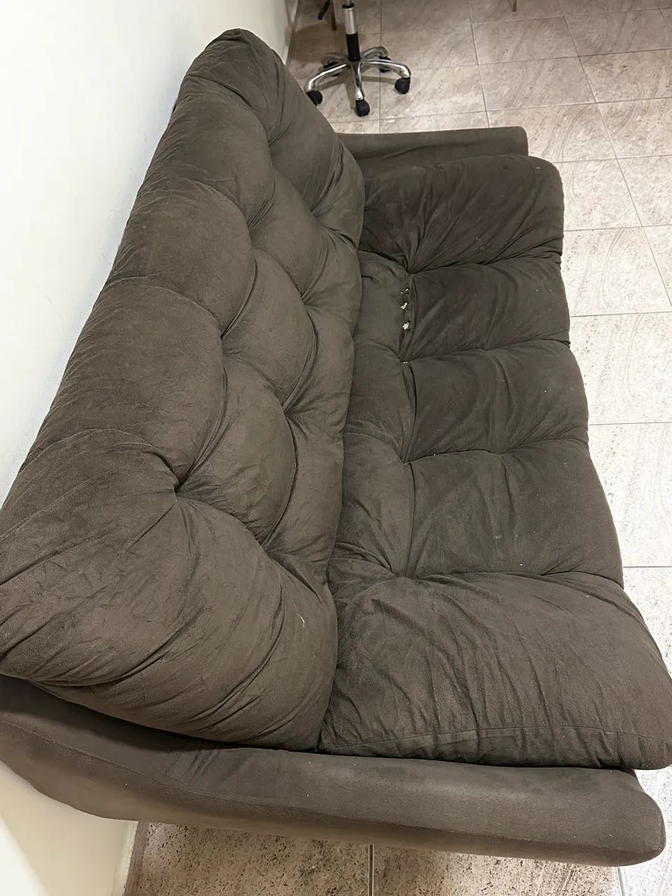 Sofá marrom 3 lugares 64962181697539121