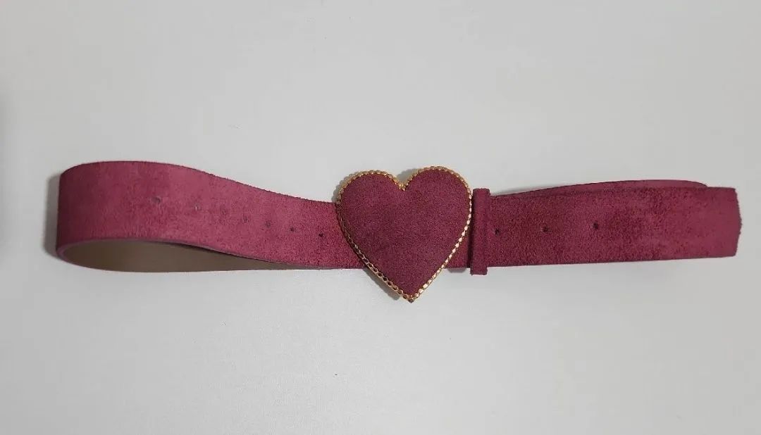 Cinto de couro com fivela de coração rosa  - Foto 2