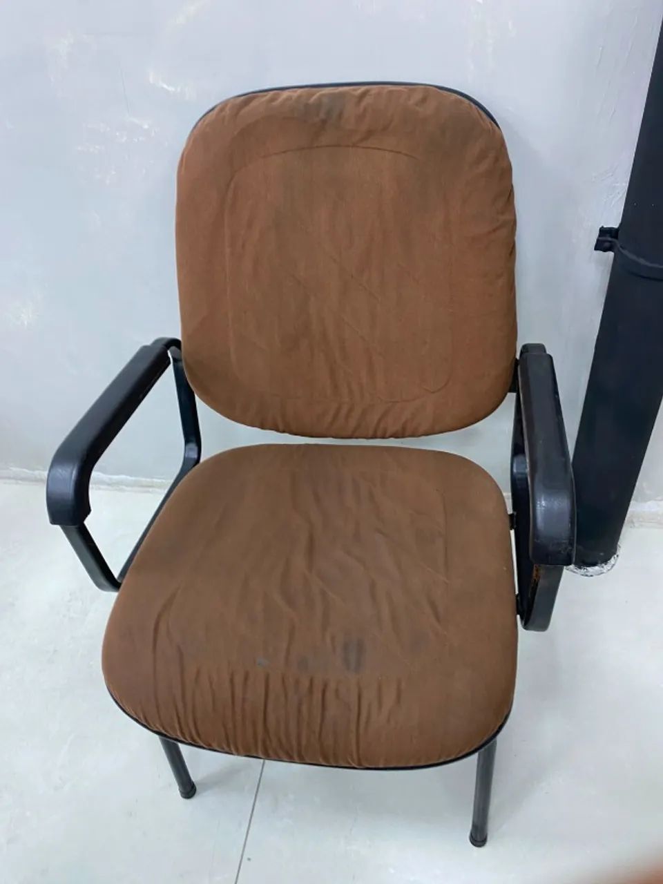 Cadeira de escritorio marrom - Foto 2
