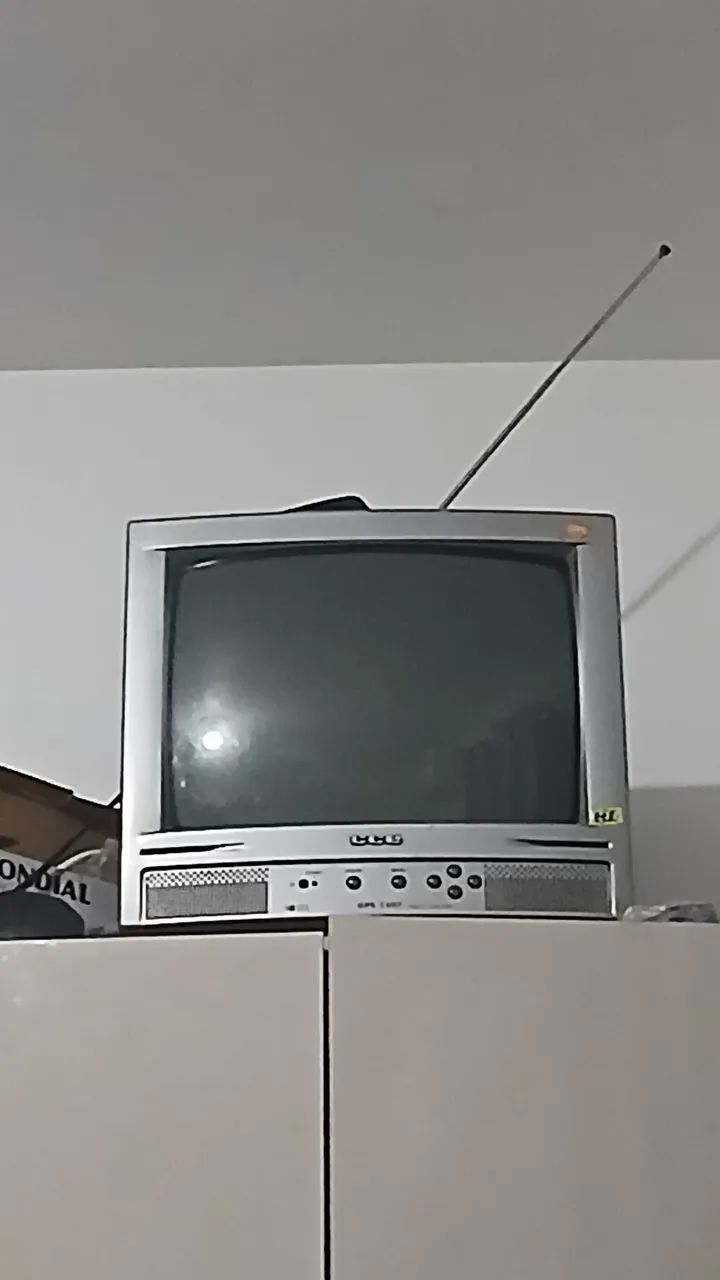 TV antiga, funcionando perfeitamente 