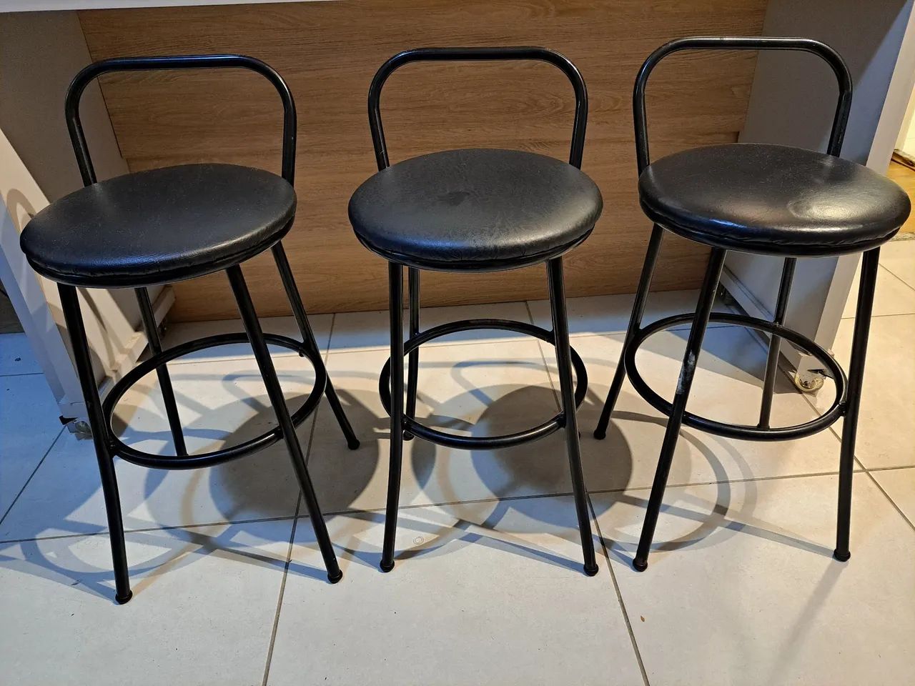 Kit com 3 banquetas estofadas pretas