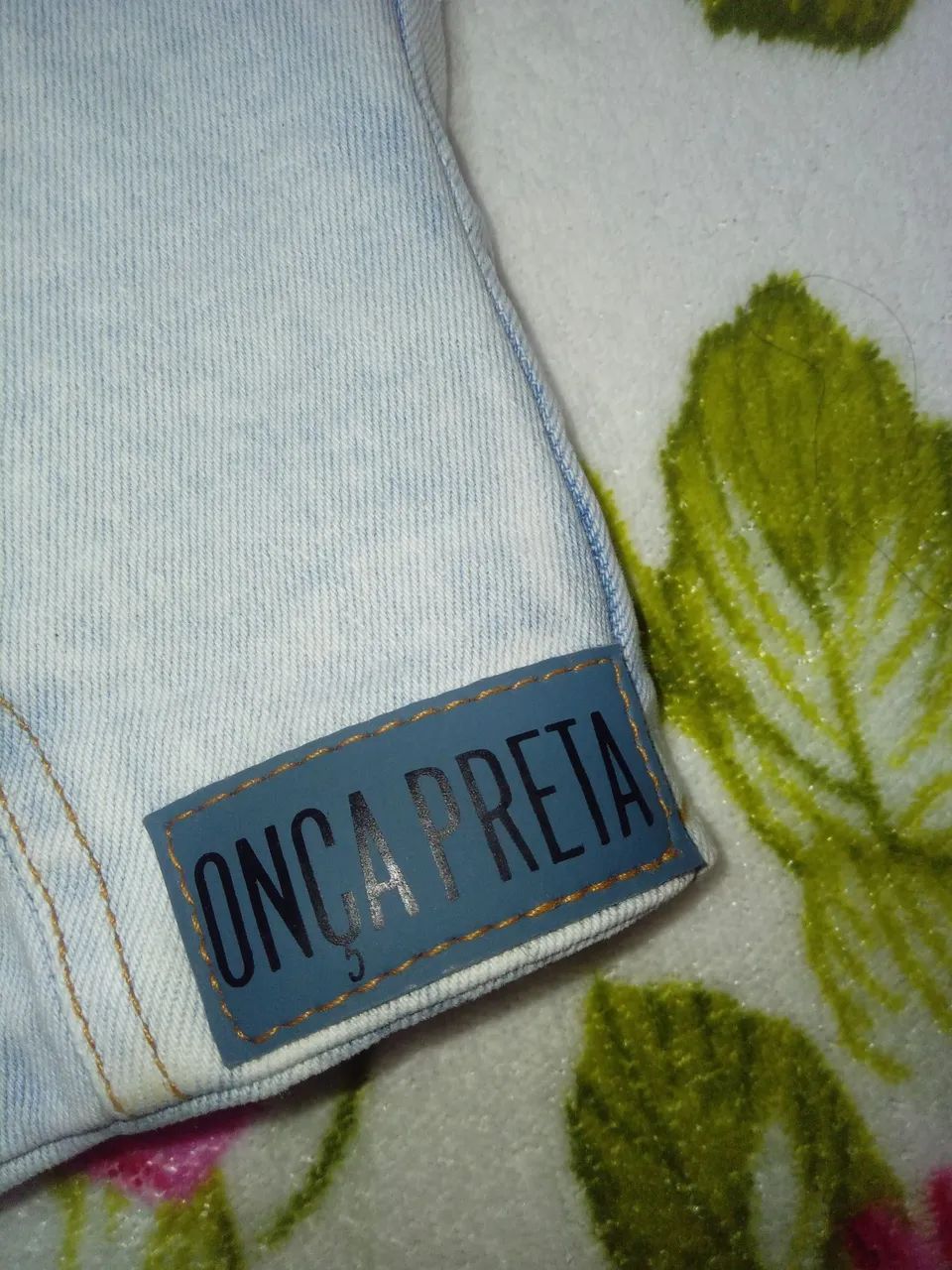 CROPPED JEANS ONÇA PRETA COM ALÇAS DE STRASS - Foto 4