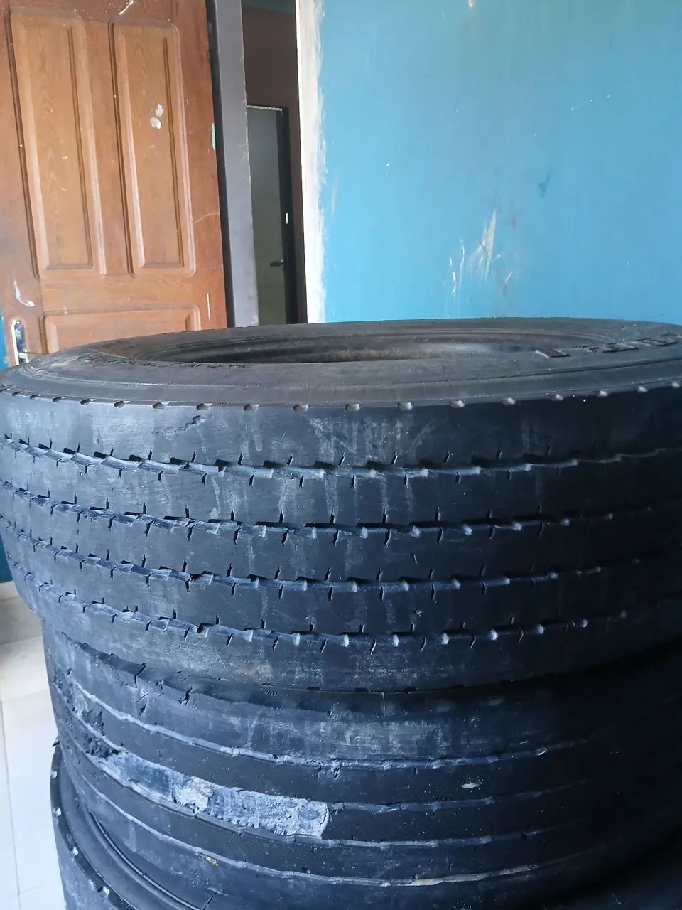 Vendo 6 pneus 215 para caminhão3/4 - Foto 2