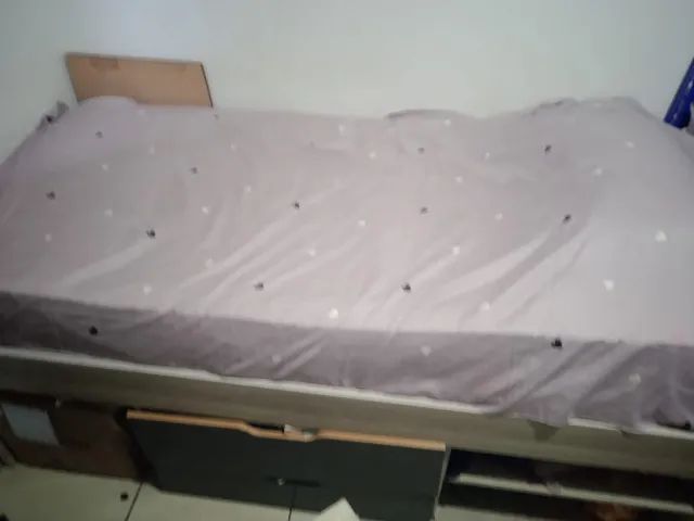 Cama de solteiro com 2 gavetas e 1 prateleira e espaço para uma mini comoda - Foto 2