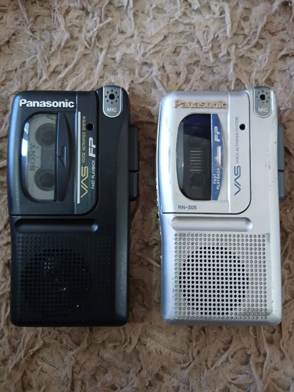 2 gravadores Panasonic, ambos funcionando