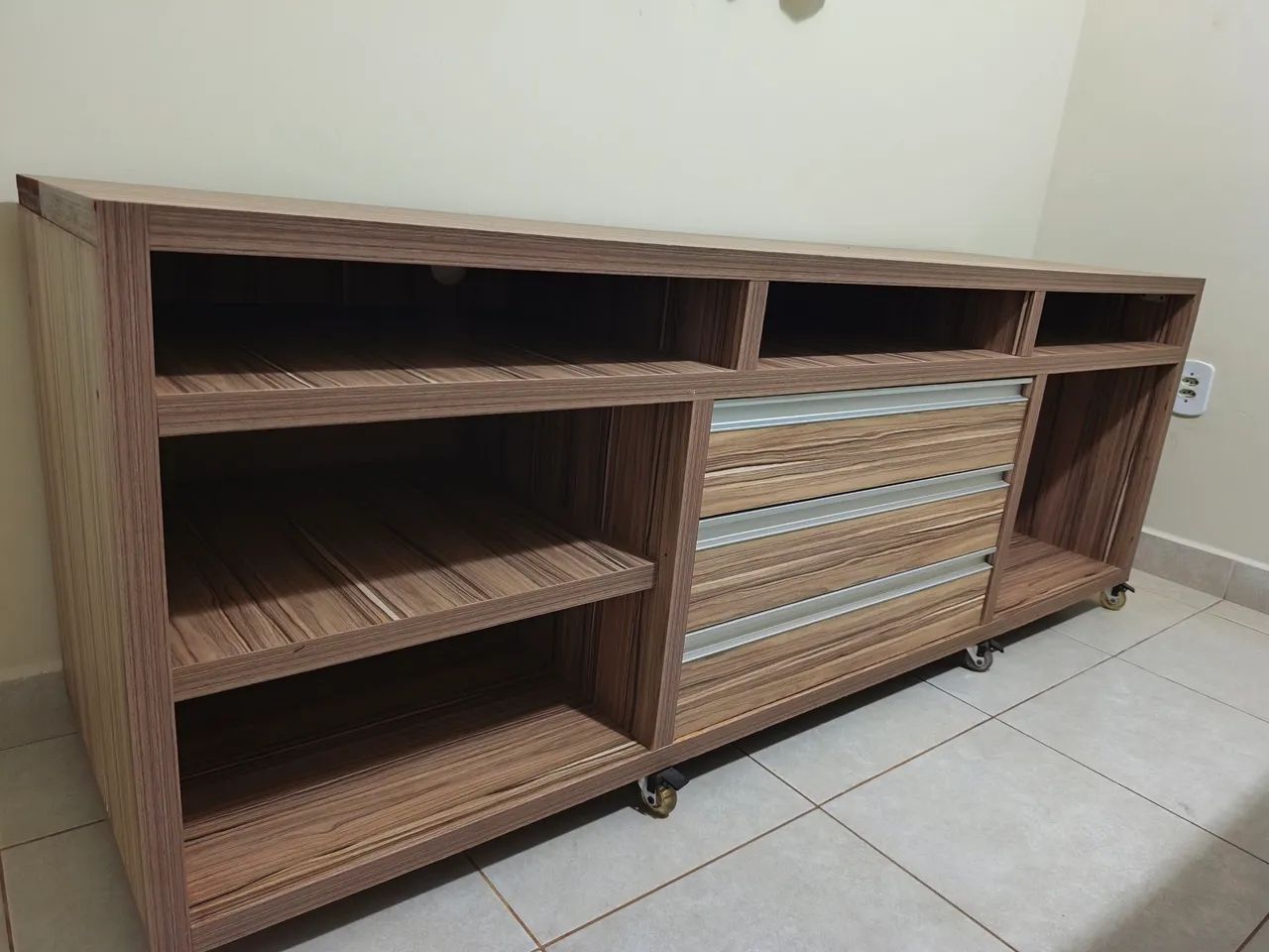 Rack amadeirado muito resistente 
