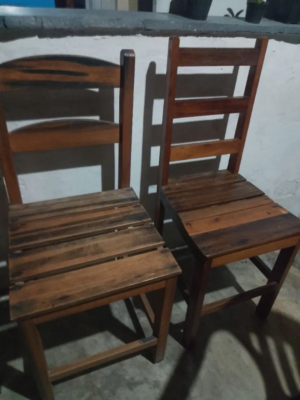 Vendo 3 cadeiras em madeira. Vir buscar na Barra dos Coqueiros.  - Foto 2