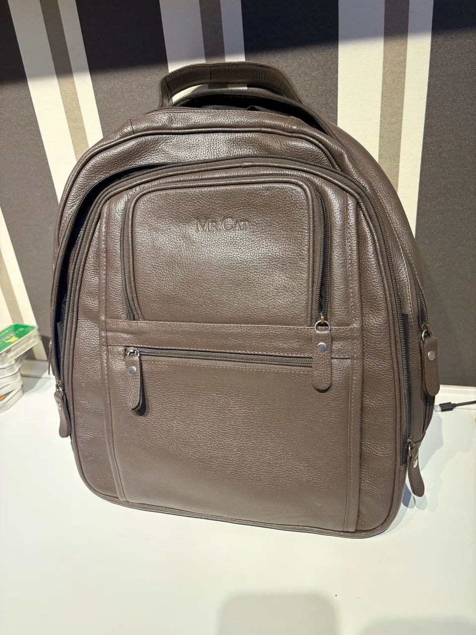 Mochila de Couro - Mr. Cat - Marrom - Foto 4