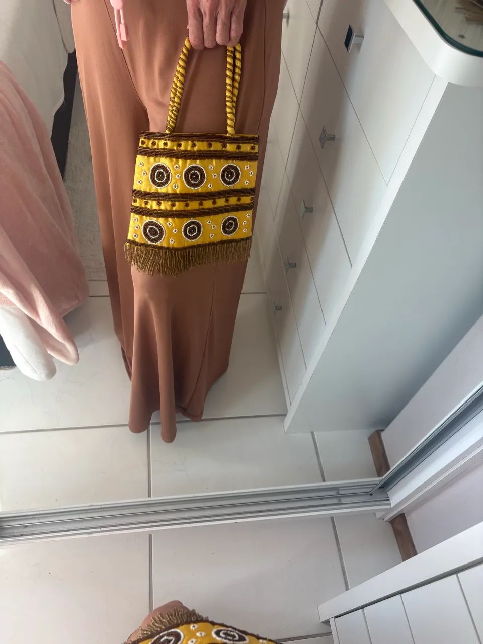Bolsa bordada amarela e marrom 
