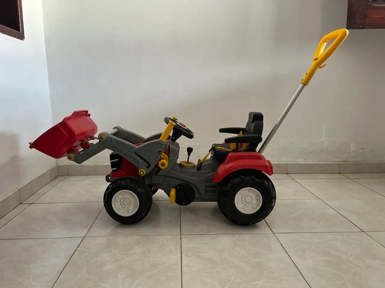 Carrinho trator com pedal e empurrandor 