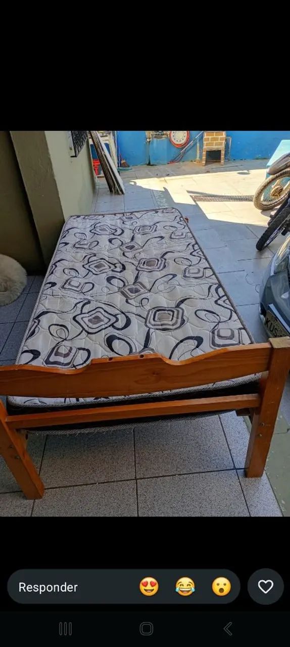 Vemdo uuma  cama de solteiro com colçhaõ em  ótimo estado  - Foto 2