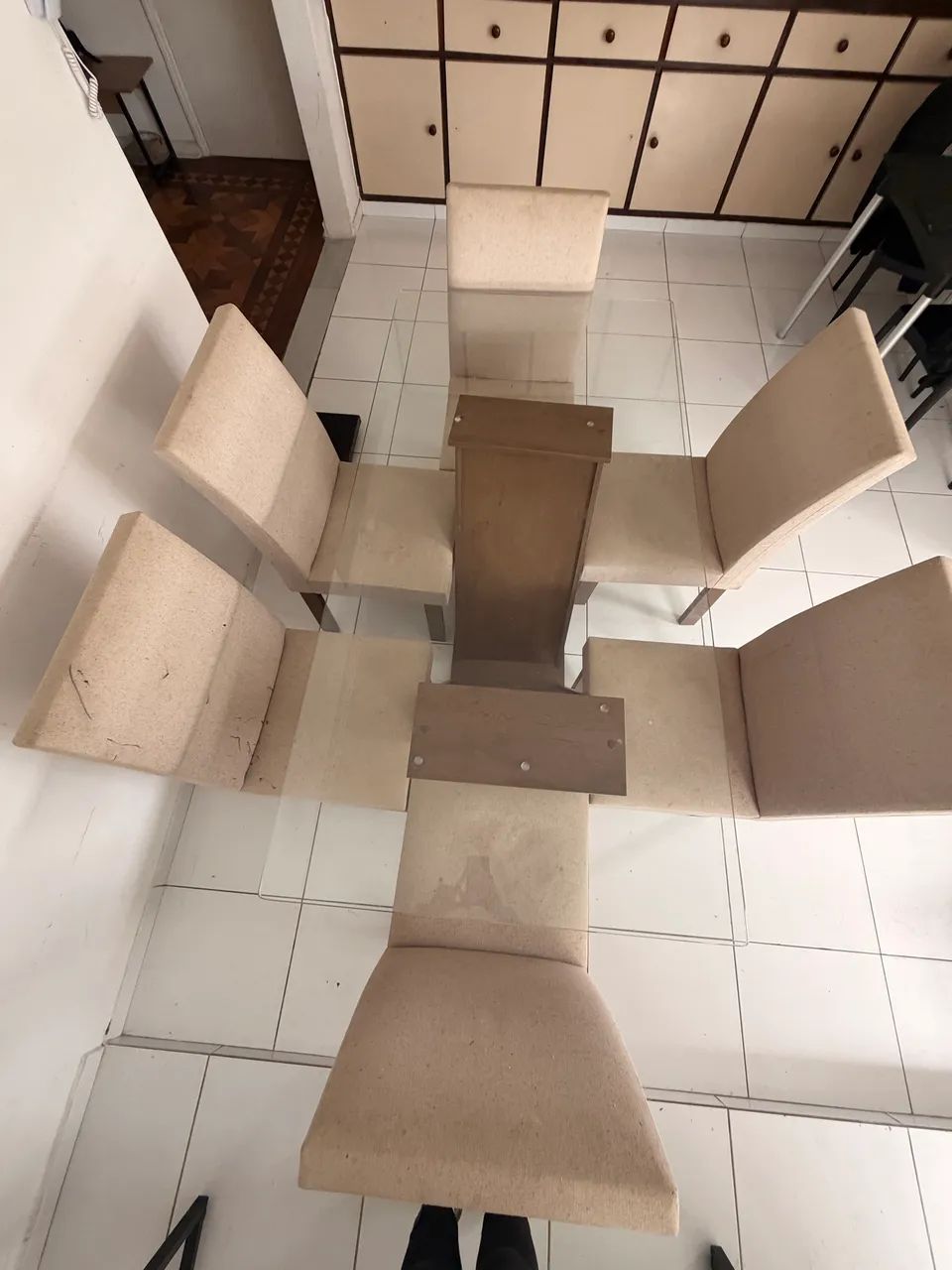 Mesa de madeira MDF com tampo de vidro temperado e bordas arredondadas com 6 cadeiras - Foto 3