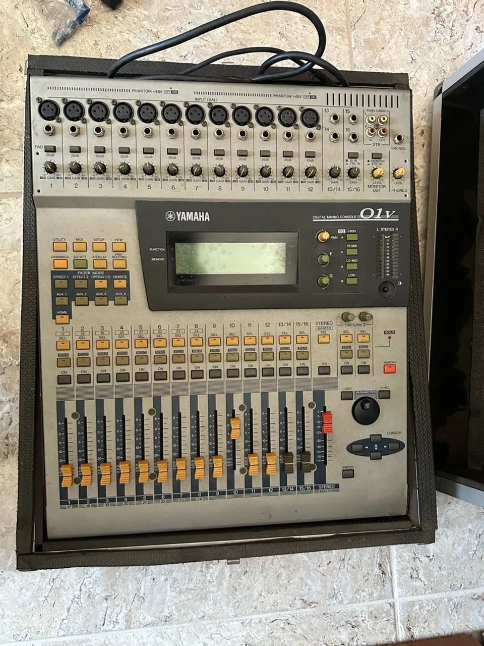 Mesa digital Yamaha 01v