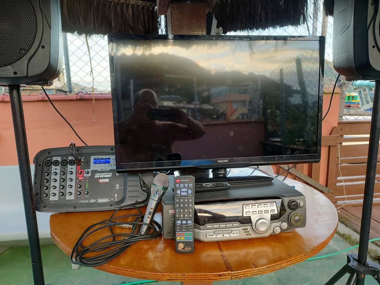 Karaoke com 200 músicas. 