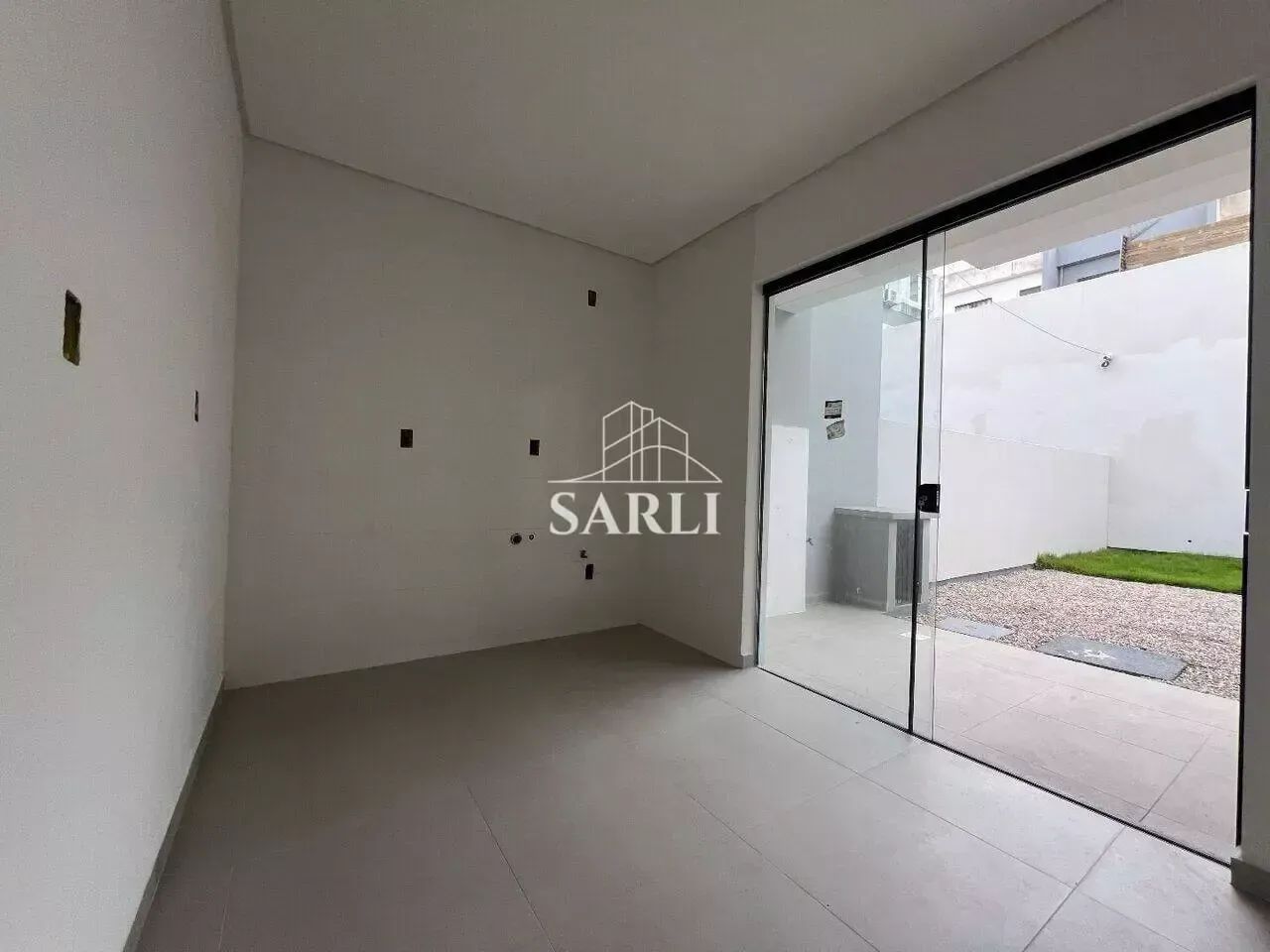 Sobrado com 81 metros com 2 quartos em Areias - São José - SC - Foto 2