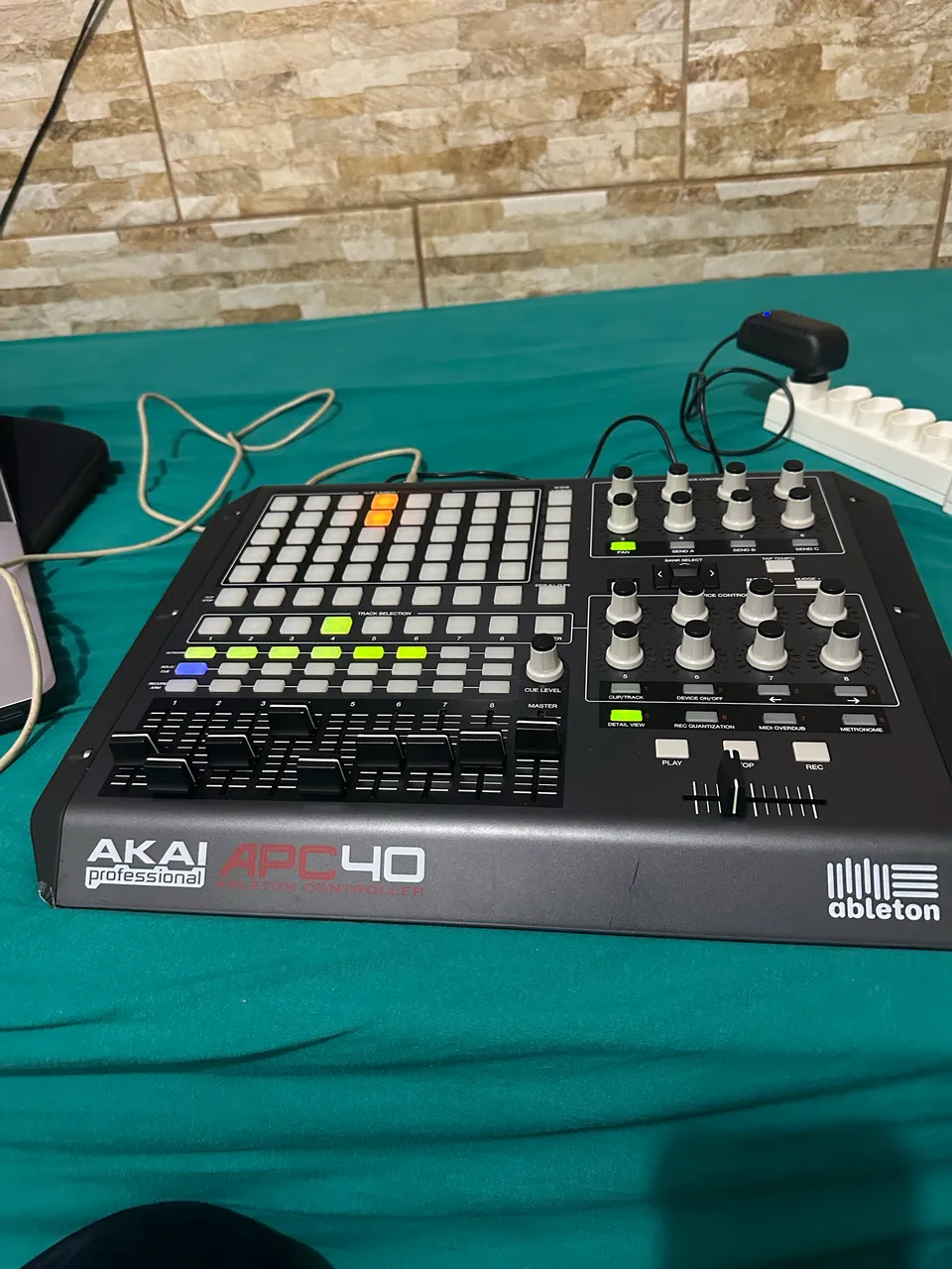 APC40 - AKAI Professional コントローラー 製品情報：APC40：AKAI professsional