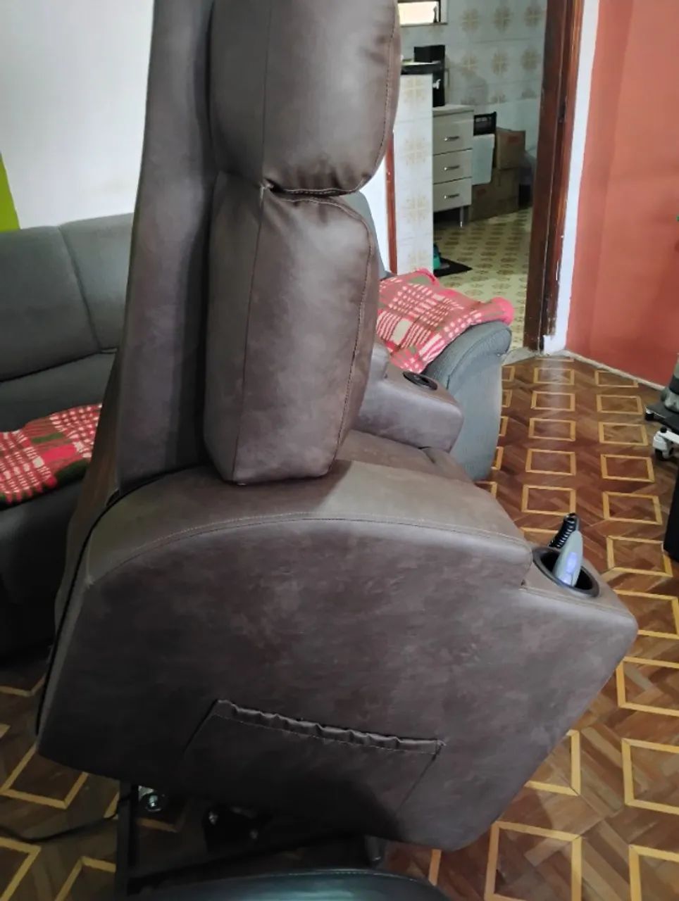 POLTRONA ARTICULADA ELÉTRICA- COM CONTROLE REMOTO E ELEVAÇÃO (LIFTING)- MUITO CONFORTÁVEL! - Foto 2