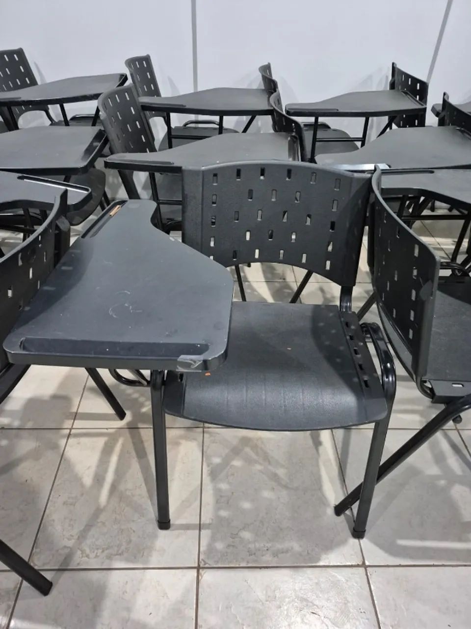 Cadeiras Plástica Preta Prancheta (34 cadeiras)
