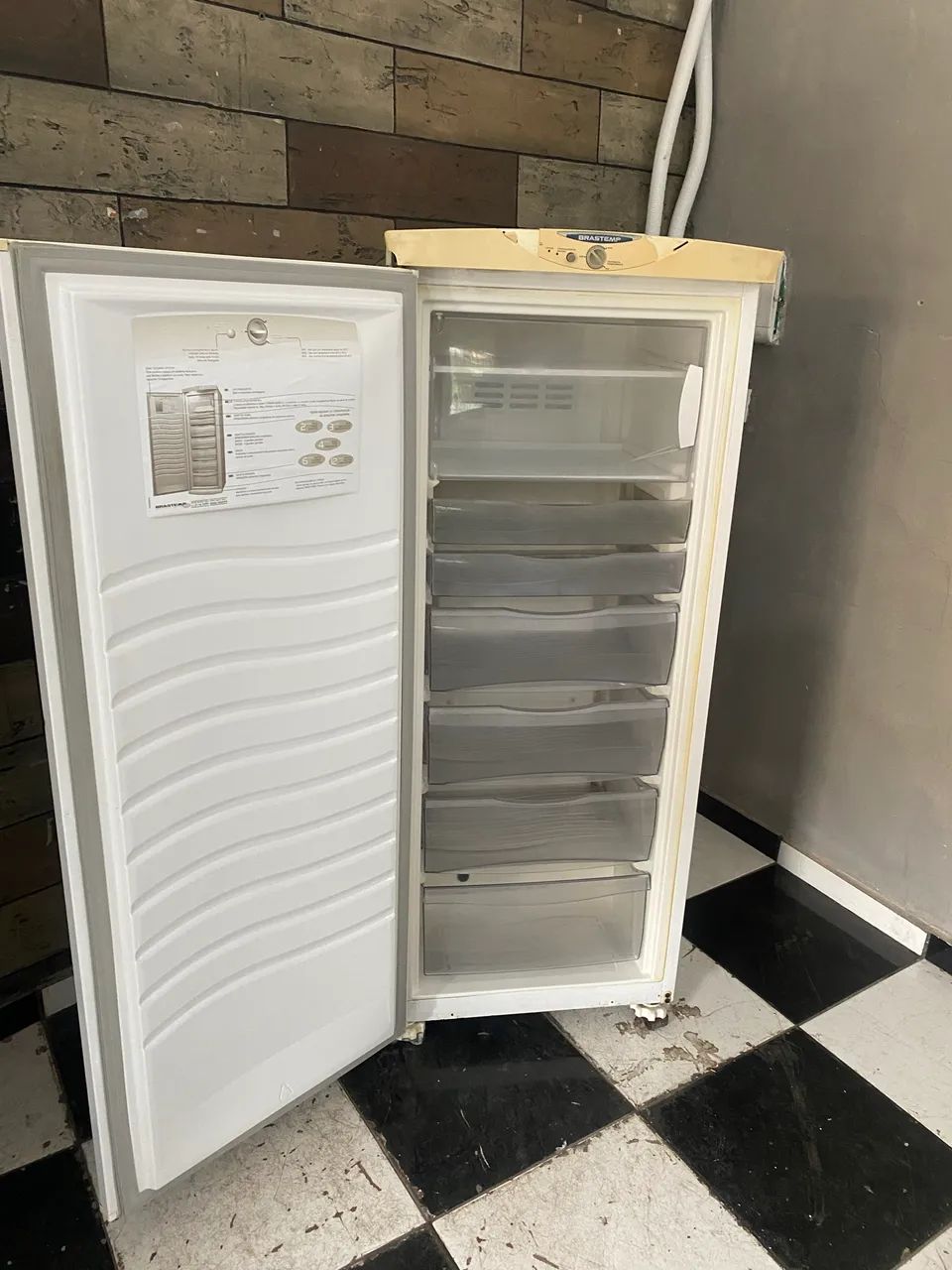 Vendo freezer Brastemp frost free 127 volts 239 litros original  - Foto 2